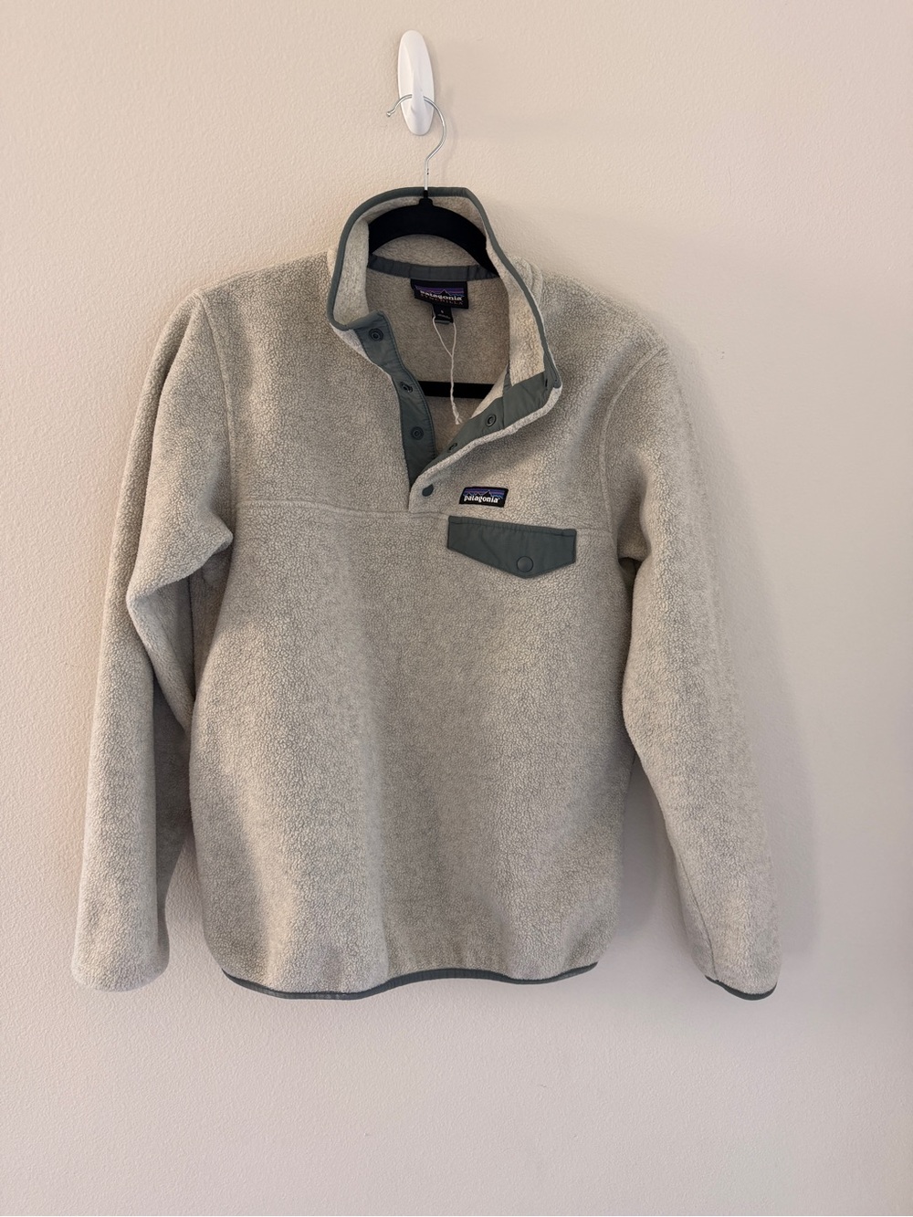 Patagonia Light Gray Synchilla Fleece Pullover with Slate Trim - Picture 2 of 4